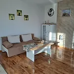 Megi Apartments, Sity *